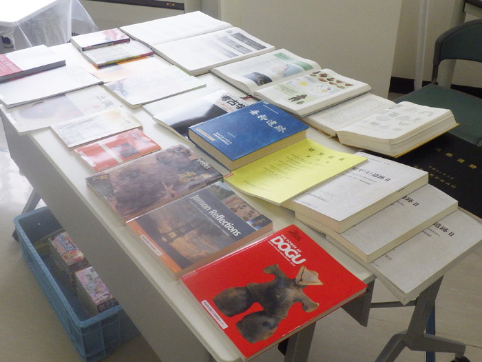 10. 考古学関係の書籍の展示