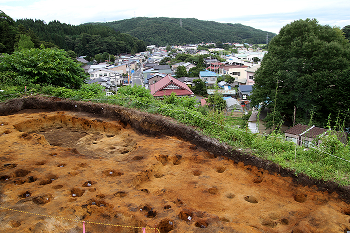 2019戸来館遺跡8月9日_竪穴建物跡と戸来の町並み