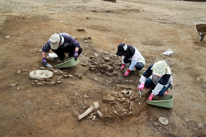 青森市米山(2)遺跡10月7日3枚目作業風景3