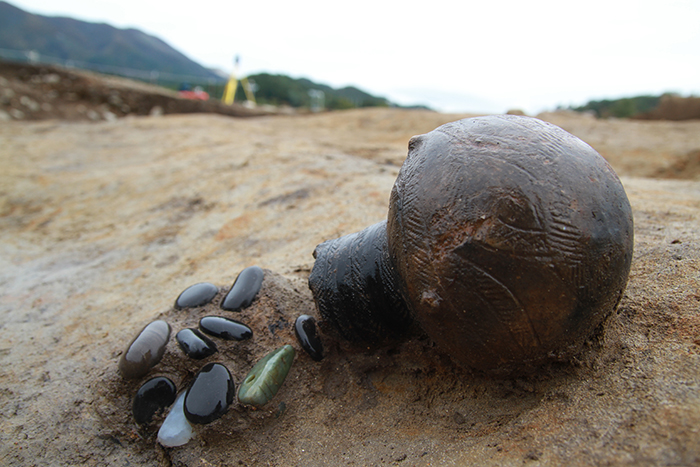 青森市米山(2)遺跡11月13日5枚目注口土器と石3拡大