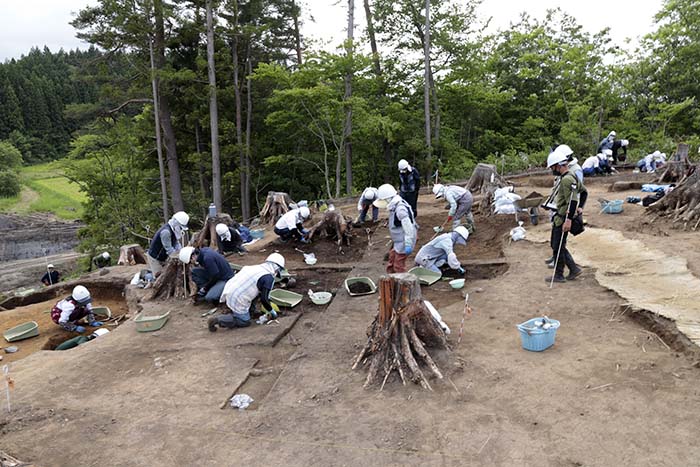 鉢森平遺跡急斜面の発掘作業全景