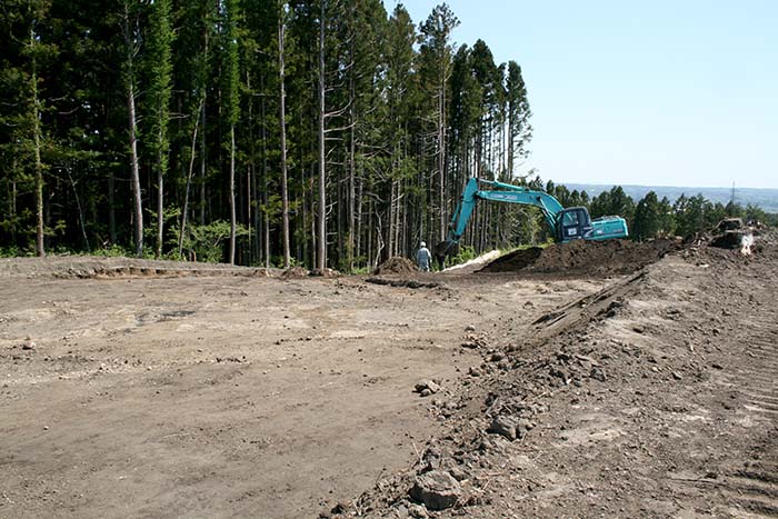 毛合清遺跡の表土除去の様子