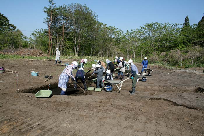 毛合清水遺跡の人力表土掘り下げ作業の様子