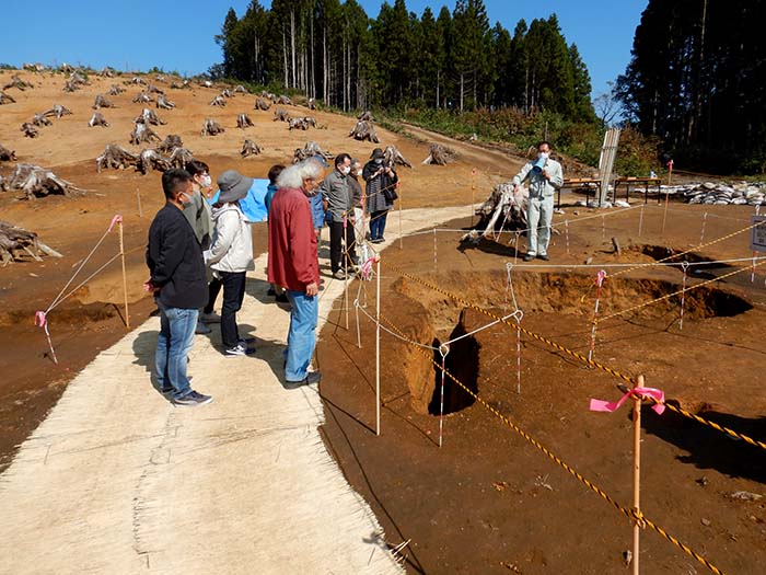 職員による遺物の解説(2)