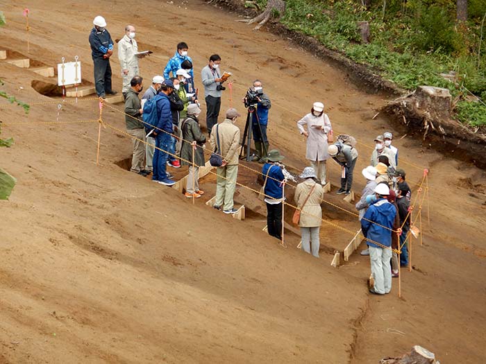 職員による遺物の解説(3)