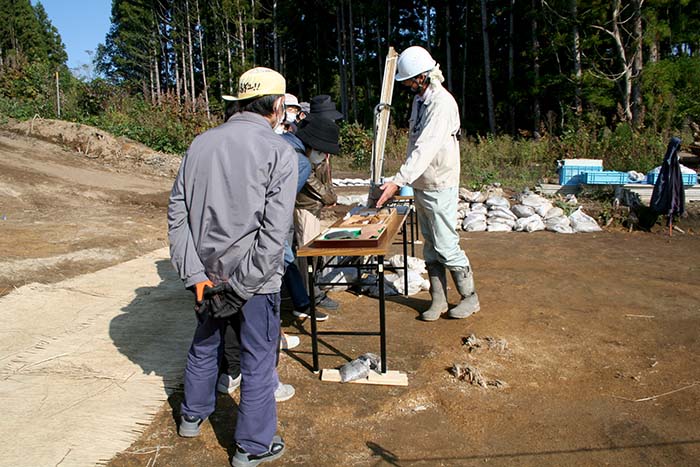 職員による遺物の解説(4)