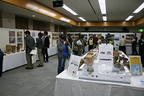 遺物・パネル展示の様子