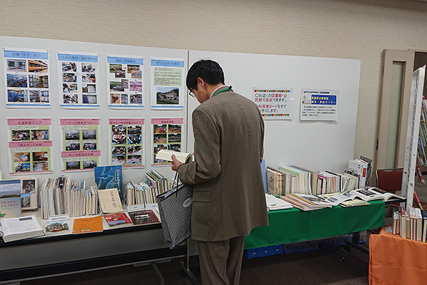 県立図書館による関連図書の展示