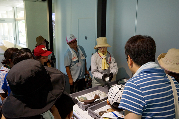 弘前城情報館での遺物展示解説