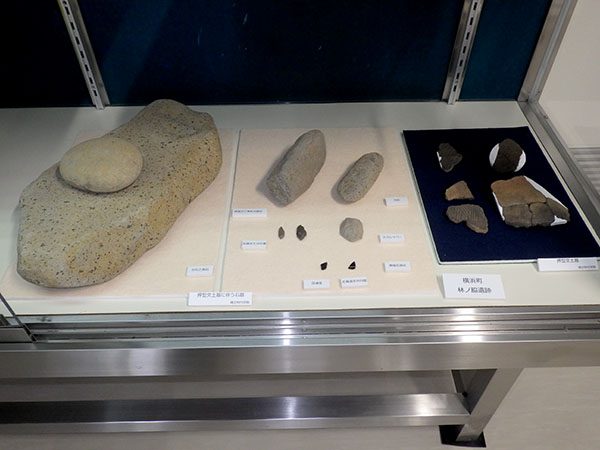 縄文時代早期の土器と石器